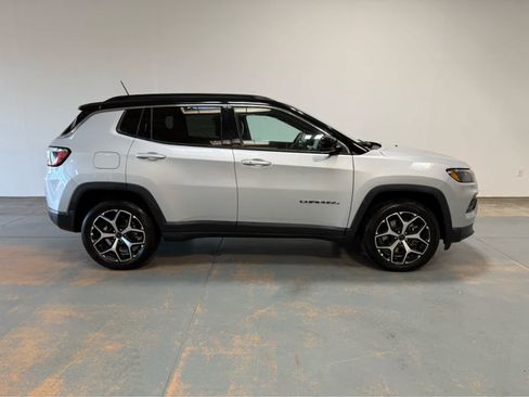 Used 2025 Jeep Compass Limited AWD/4WD image 6