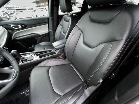 Used 2025 Jeep Compass Limited image 37