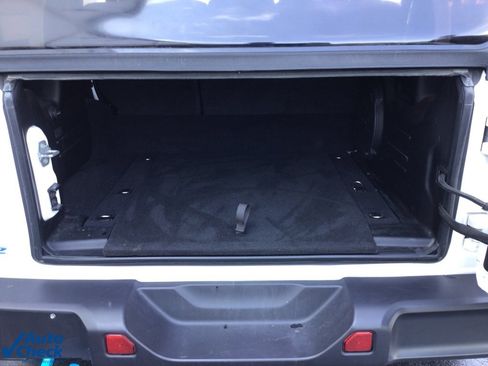 Used 2022 Jeep Wrangler Unlimited Sahara w/ Cold Weather Group image 16