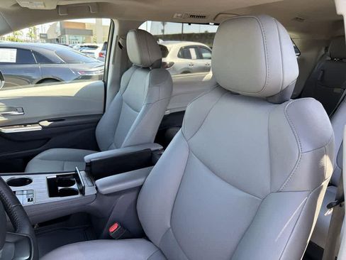 Used 2023 Toyota Sienna XLE image 28