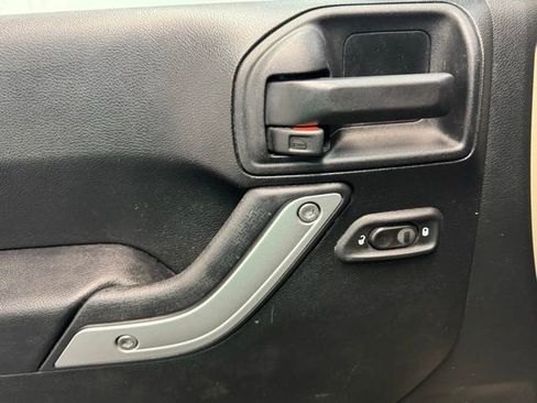 Used 2017 Jeep Wrangler Unlimited Sahara w/ Connectivity Group image 12