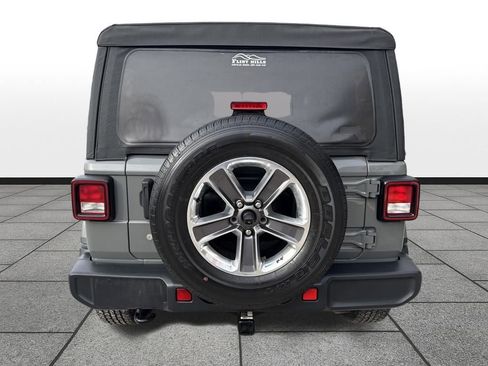 Used 2018 Jeep Wrangler Unlimited Sahara image 4