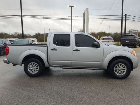 Used 2016 Nissan Frontier SV image 2