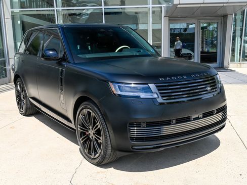 Used 2024 Land Rover Range Rover SV AWD/4WD image 3