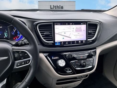 Used 2024 Chrysler Pacifica Select image 16