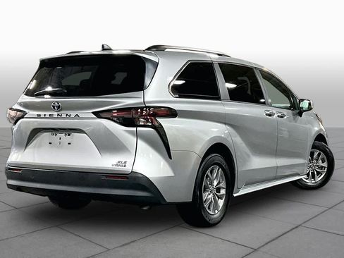 Used 2024 Toyota Sienna XLE FWD image 13