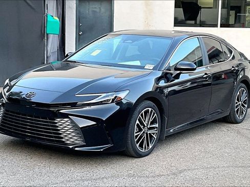 Used 2025 Toyota Camry XLE FWD image 3