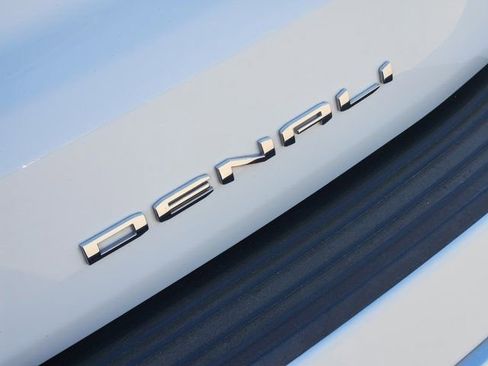 Used 2024 GMC Yukon Denali image 9