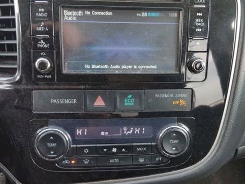 Used 2016 Mitsubishi Outlander SE image 11