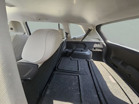 Used 2021 Volkswagen Tiguan SE FWD image 4