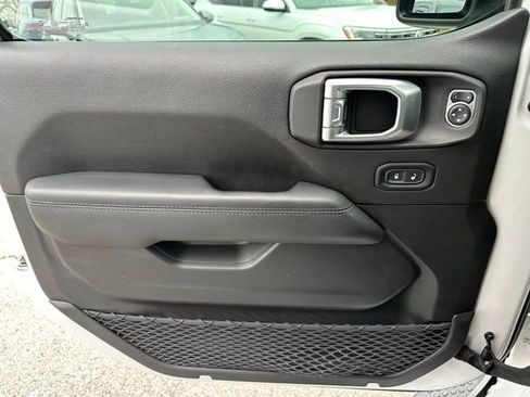 Used 2020 Jeep Wrangler Unlimited Sahara image 22