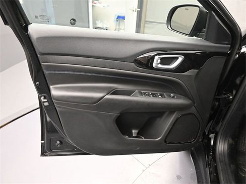 New 2026 Jeep Compass Latitude image 40