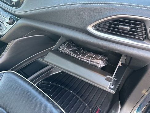 Used 2023 Chrysler Pacifica Limited w/ Uconnect Theater Family Group image 43