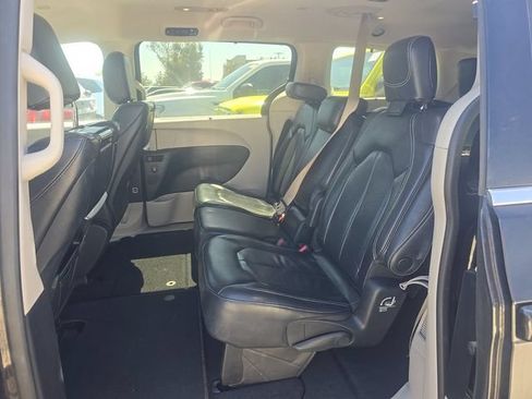 Used 2022 Chrysler Pacifica Touring-L w/ Uconnect Theater Family Group FWD image 11