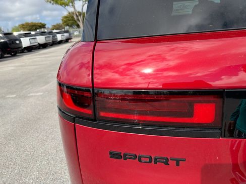 Used 2024 Land Rover Range Rover Sport SE image 10