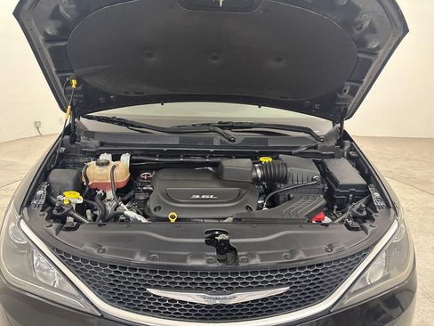 Used 2017 Chrysler Pacifica Touring-L Plus FWD image 15