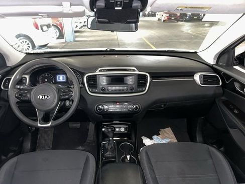 Used 2017 Kia Sorento L image 7