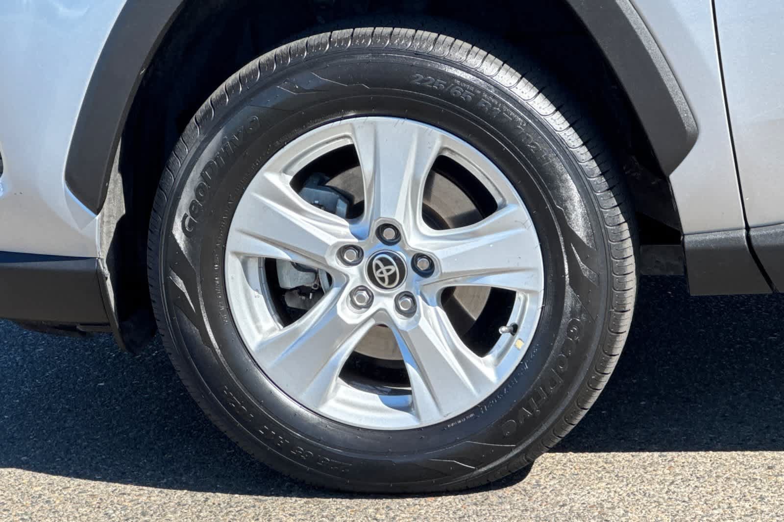 Used 2021 Toyota RAV4 XLE AWD/4WD image 31