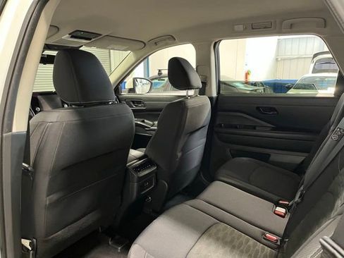 Used 2024 Nissan Pathfinder SV FWD image 17