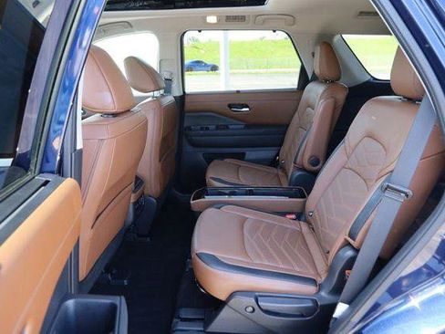 Used 2024 Nissan Pathfinder Platinum w/ Lighting Package (N93) AWD/4WD image 11