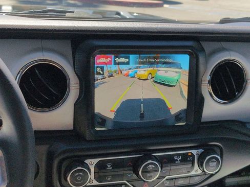 Used 2023 Jeep Gladiator Overland image 12