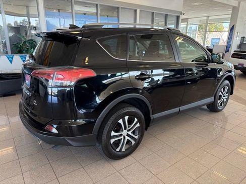 Used 2017 Toyota RAV4 LE AWD/4WD image 3
