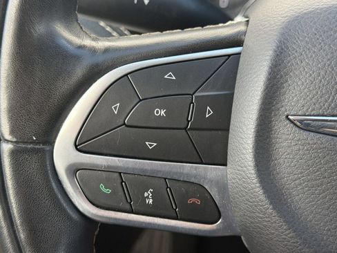 Used 2022 Chrysler Pacifica Limited FWD image 16