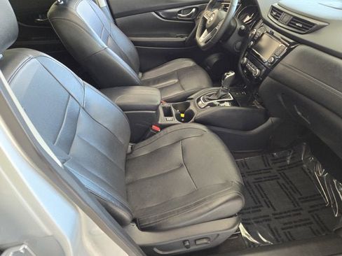 Used 2019 Nissan Rogue SL w/ Premium Package image 4