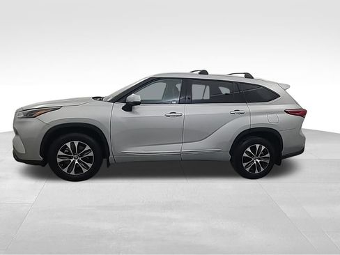 Used 2022 Toyota Highlander XLE image 7