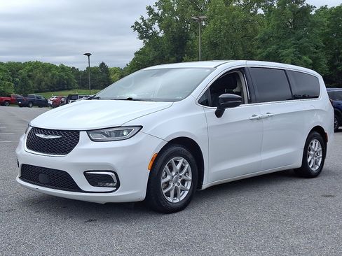 Used 2024 Chrysler Pacifica Touring-L image 3