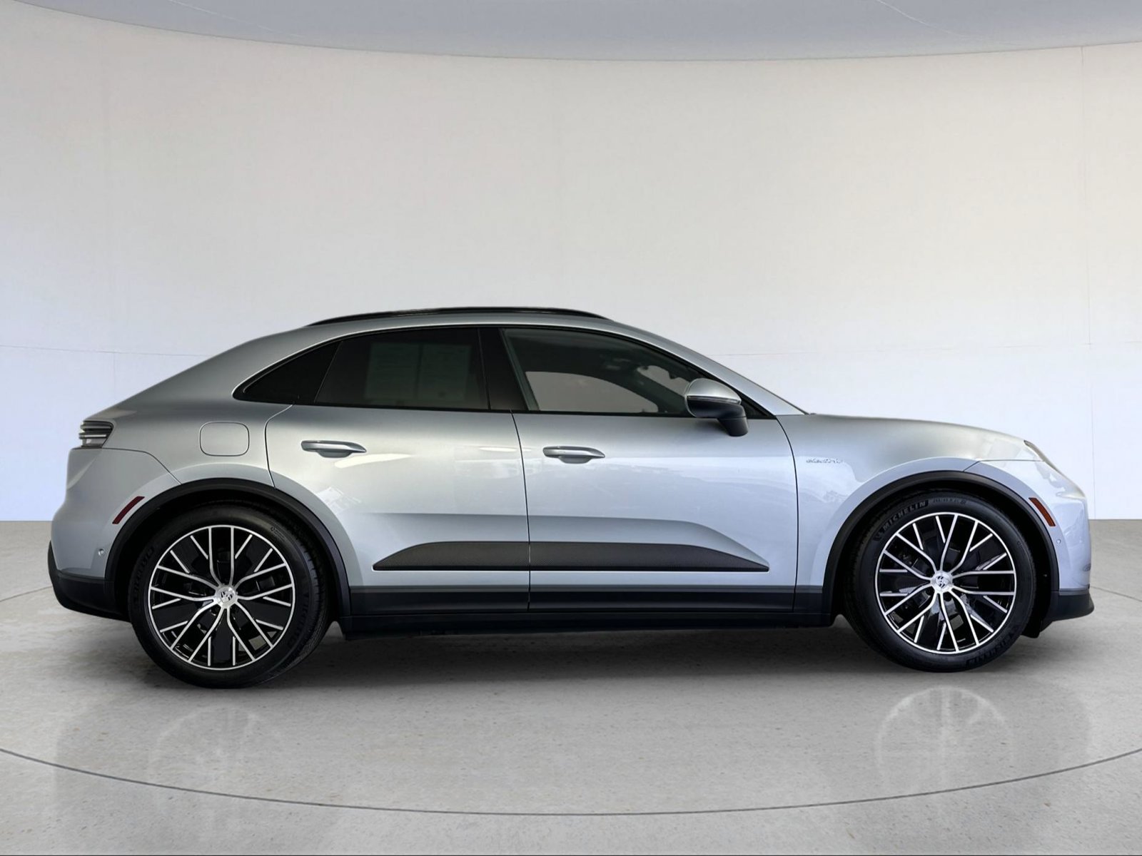 Certified 2025 Porsche Macan Electric RWD image 9