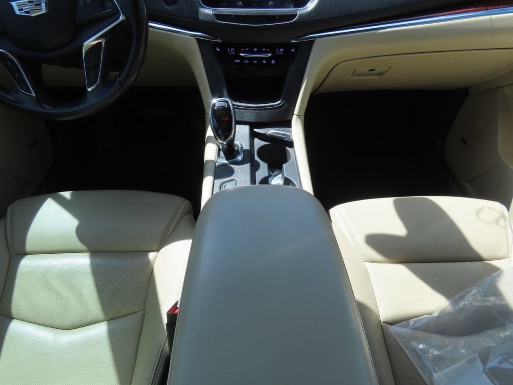Used 2018 Cadillac XT5 Luxury w/ Driver Awareness Package FWD image 9