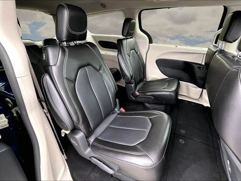 Used 2024 Chrysler Pacifica Touring-L FWD image 25