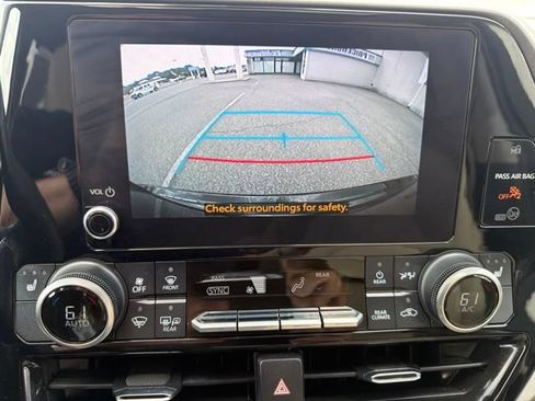 Used 2023 Toyota Highlander XLE AWD/4WD image 26