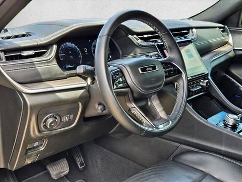 Used 2022 Jeep Grand Cherokee Overland w/ Luxury Tech Group IV AWD/4WD image 9