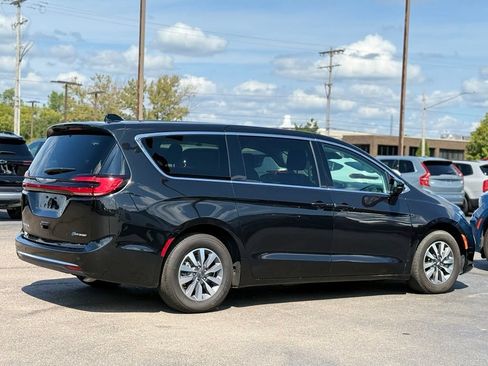 Used 2023 Chrysler Pacifica Touring-L FWD image 33