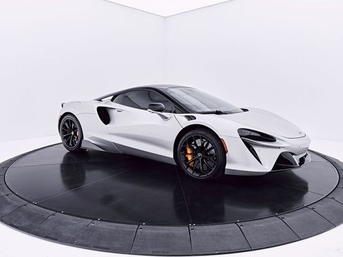 Used 2023 McLaren Artura RWD image 19
