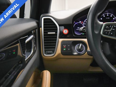 Used 2023 Porsche Cayenne Platinum Edition image 35