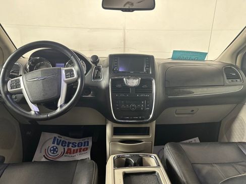 Used 2016 Chrysler Town & Country Touring image 30