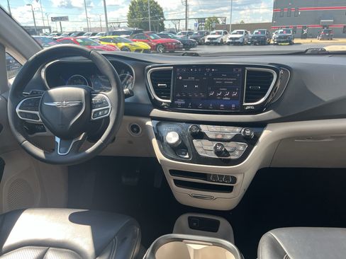Used 2023 Chrysler Pacifica Touring-L FWD image 56