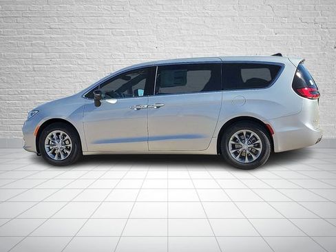 New 2026 Chrysler Pacifica Limited image 2