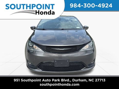Used 2019 Chrysler Pacifica Touring Plus w/ S Appearance Package FWD image 2