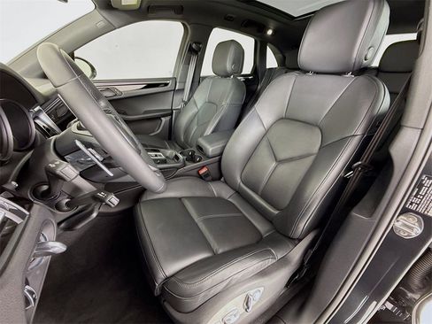 Certified 2025 Porsche Macan image 5
