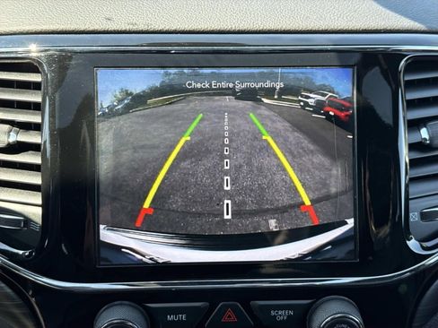 Used 2019 Jeep Grand Cherokee Altitude AWD/4WD image 11