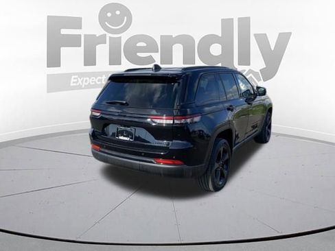 Used 2023 Jeep Grand Cherokee Limited w/ Black Appearance Package AWD/4WD image 5
