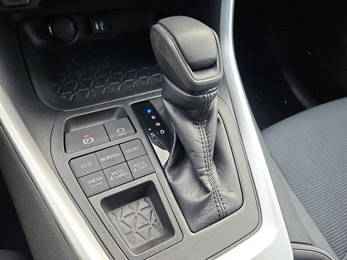 Used 2019 Toyota RAV4 LE image 15