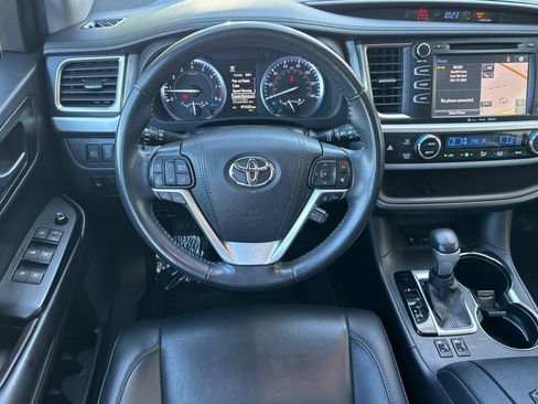 Used 2019 Toyota Highlander XLE w/ Carpet Mat Package (TMS) AWD/4WD image 32