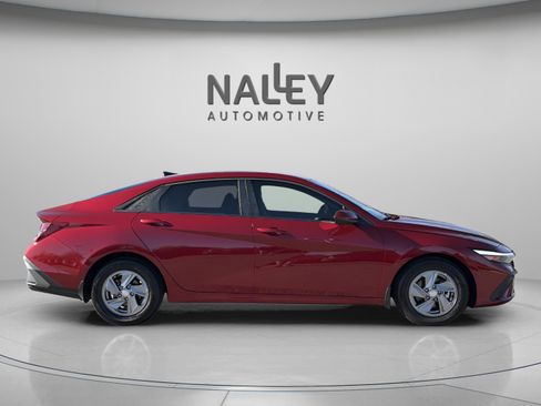 Used 2025 Hyundai Elantra SE image 7