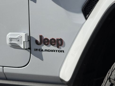 Used 2023 Jeep Gladiator Mojave w/ Cold Weather Group image 4