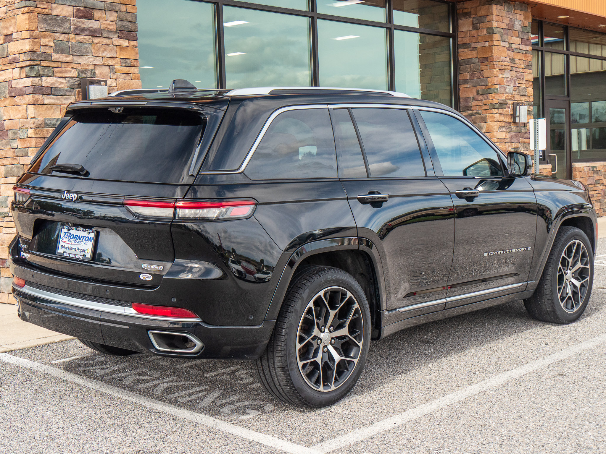 Used 2023 Jeep Grand Cherokee Summit AWD/4WD image 3